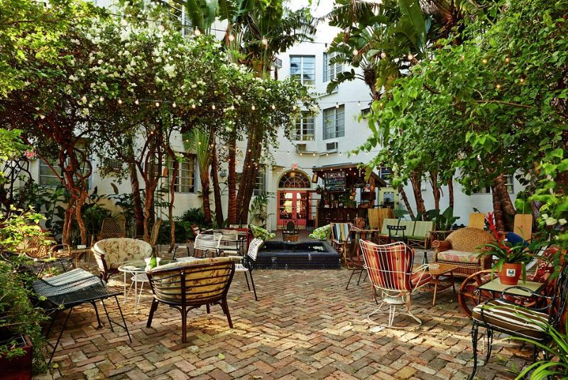 NA50BB23-bartenders-bartender-incopy